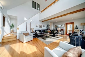 Living area - Family and Pet Friendly Cabin with Mountain Views, a Hot Tub, and Access to the Appalachian Trail, Perfect for a Weekend Getaway (Harpers Ferry)