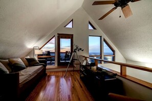Living area - Family and Pet Friendly Cabin with Mountain Views, a Hot Tub, and Access to the Appalachian Trail, Perfect for a Weekend Getaway (Harpers Ferry)