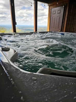 Interior - Family and Pet Friendly Cabin with Mountain Views, a Hot Tub, and Access to the Appalachian Trail, Perfect for a Weekend Getaway (Harpers Ferry)