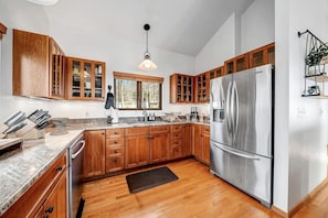 Private kitchen - Family and Pet Friendly Cabin with Mountain Views, a Hot Tub, and Access to the Appalachian Trail, Perfect for a Weekend Getaway (Harpers Ferry)