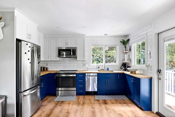 Fridge, dining tables - Amazing Cabin + Tiny Cabin with Hot-tub and Fire Pit in New Market, Virginia (New Market)