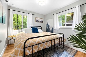 Desk, WiFi - Amazing Cabin + Tiny Cabin with Hot-tub and Fire Pit in New Market, Virginia (New Market)