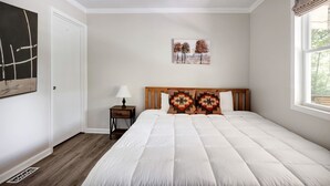 Room - Beautiful Cabin with Fire Pit and Foosball in Luray, Virginia (Luray)