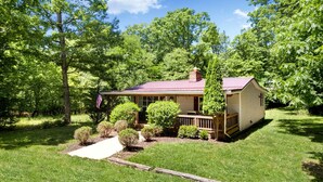 Exterior - Beautiful Cabin with Fire Pit and Foosball in Luray, Virginia (Luray)
