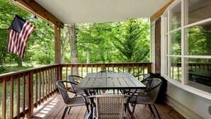 Outdoor dining - Beautiful Cabin with Fire Pit and Foosball in Luray, Virginia (Luray)