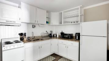 微波炉、炉灶、烤面包机、餐桌