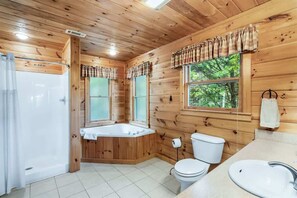 Een douche, een haardroger, handdoeken, shampoo