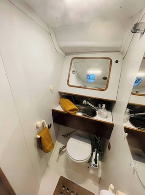 Bathroom - Sailboat 39ft Sleep 6 in Heart of City Centre in Fredrikstad (Fredrikstad)