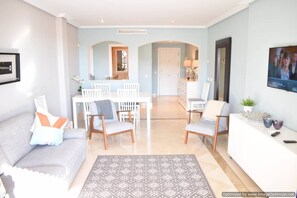 Căn hộ, 3 phòng ngủ, ban công, quang cảnh vườn | Phòng khách