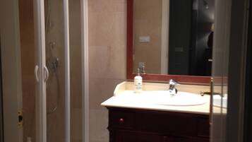 Apartment, 3 Bedrooms, Balcony, Garden View | Bathroom