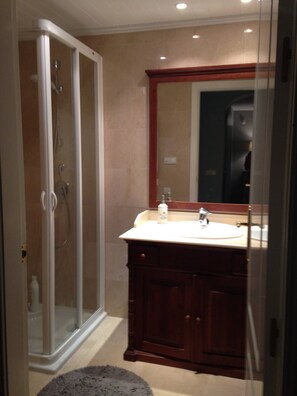 Apartamento, 3 habitaciones, balcón, vistas al jardín | Baño