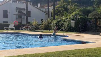 Apartament, 3 dormitoris, balcó, vistes al jardí | Piscina | Piscina a l'aire lliure