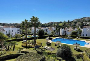 Huoneisto, 3 makuuhuonetta, parveke, näköala puutarhaan | Uima-allas | Ulkouima-allas