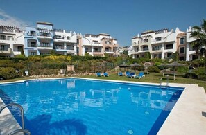 Apartamento, 3 habitaciones, balcón, vistas al jardín | Piscina | Una piscina al aire libre