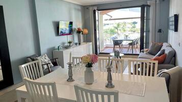 Apartment, 3 Bedrooms, Balcony, Garden View | Dining room