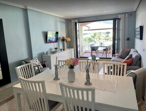 شقة - ٣ غرف نوم - بشرفة - منظر للحديقة | غرفة لتناول الطعام