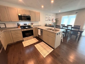 冷蔵庫、電子レンジ、オーブン、コンロ