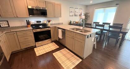 New Construction- min from Mt, Hot tub, Shuttle