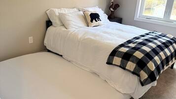 Een strijkplank/strijkijzer, wifi, beddengoed