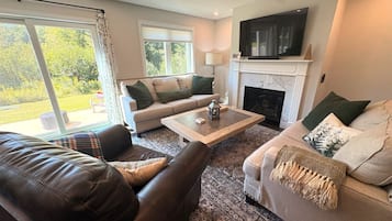 Een televisie en een open haard