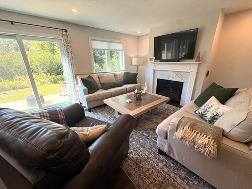 New Construction- min from Mt, Hot tub, Shuttle