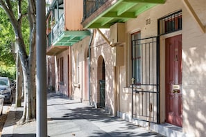 Apartment | Reception - Traditional 2-bed Terrace House in Millers Point (Sydney)