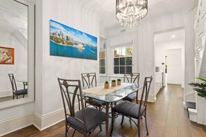 Apartment | Living room - Traditional 2-bed Terrace House in Millers Point (Sydney)