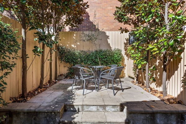 Apartment | Balcony - Traditional 2-bed Terrace House in Millers Point (Sydney)