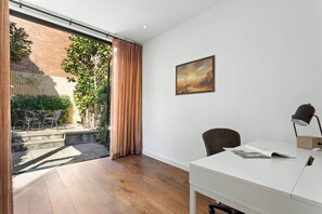 2 habitaciones y espacio para trabajar con laptop 