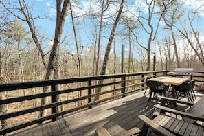 Outdoor dining - Fireplace Grill Games in Mount Jackson, VA (Mount Jackson)