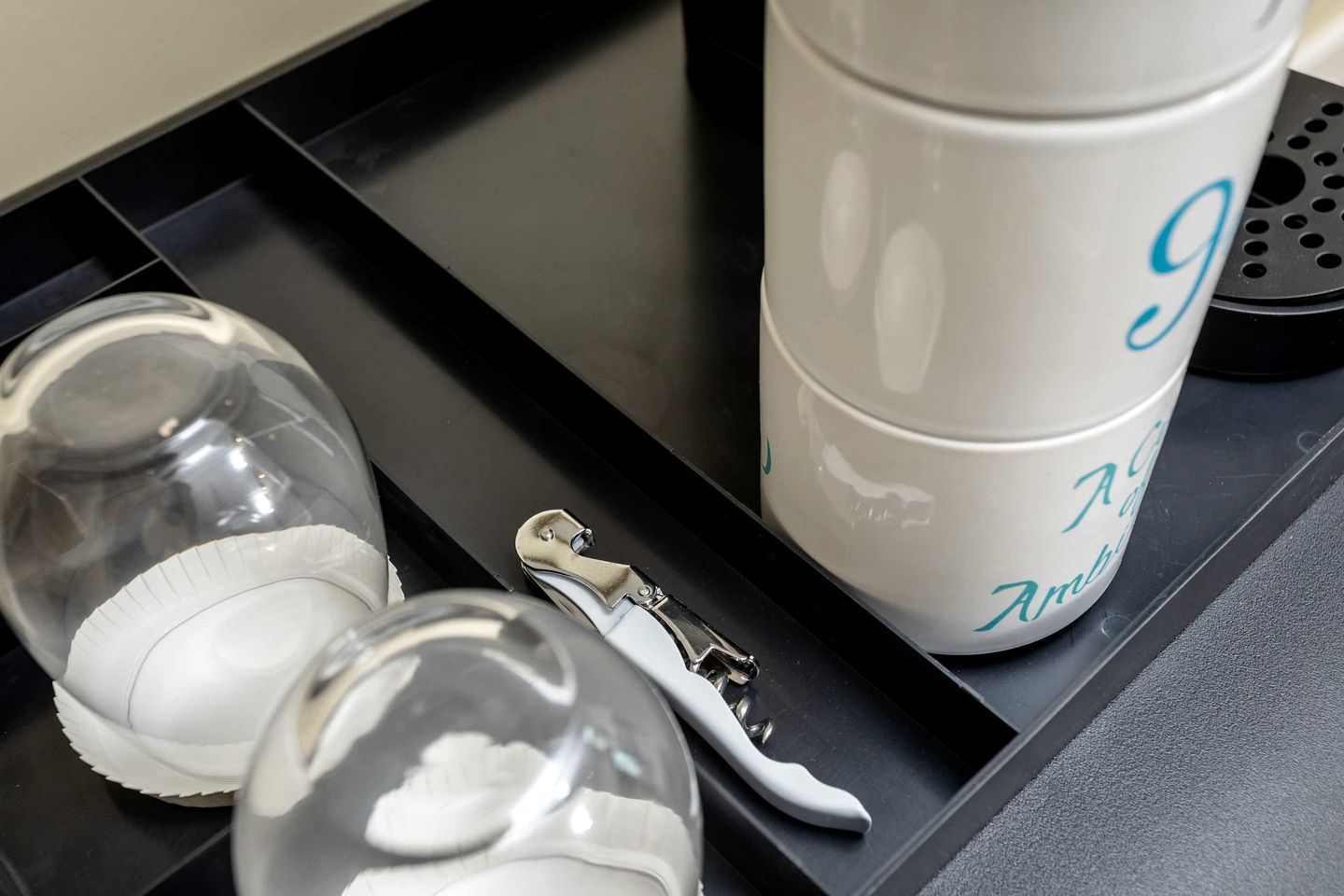Un plateau avec une brosse à dents, un gobelet et un verre.