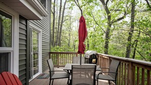Outdoor dining - Enchanted Mountain Cabin Retreat with Woodland Serenity near Sleepy Creek Lake West Virginia (Gerrardstown)