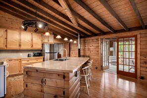 Private kitchen - Spectacular Wooden Cabin with Hot-tub, Barbecue and Fire Pit in Berkerley Springs, West Virginia (Berkeley Springs)