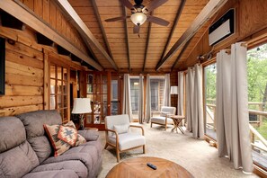 Living area - Spectacular Wooden Cabin with Hot-tub, Barbecue and Fire Pit in Berkerley Springs, West Virginia (Berkeley Springs)