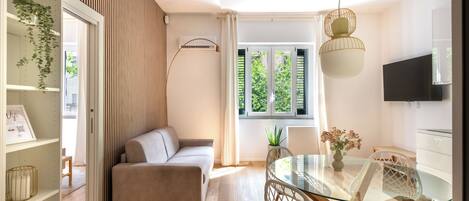 アパートメント 1 ベッドルーム | リビング エリア | 30 インチのテレビ (衛星放送視聴可)