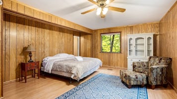 4 bedrooms, iron/ironing board, WiFi, bed sheets
