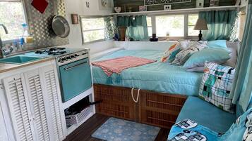 1 bedroom, bed sheets