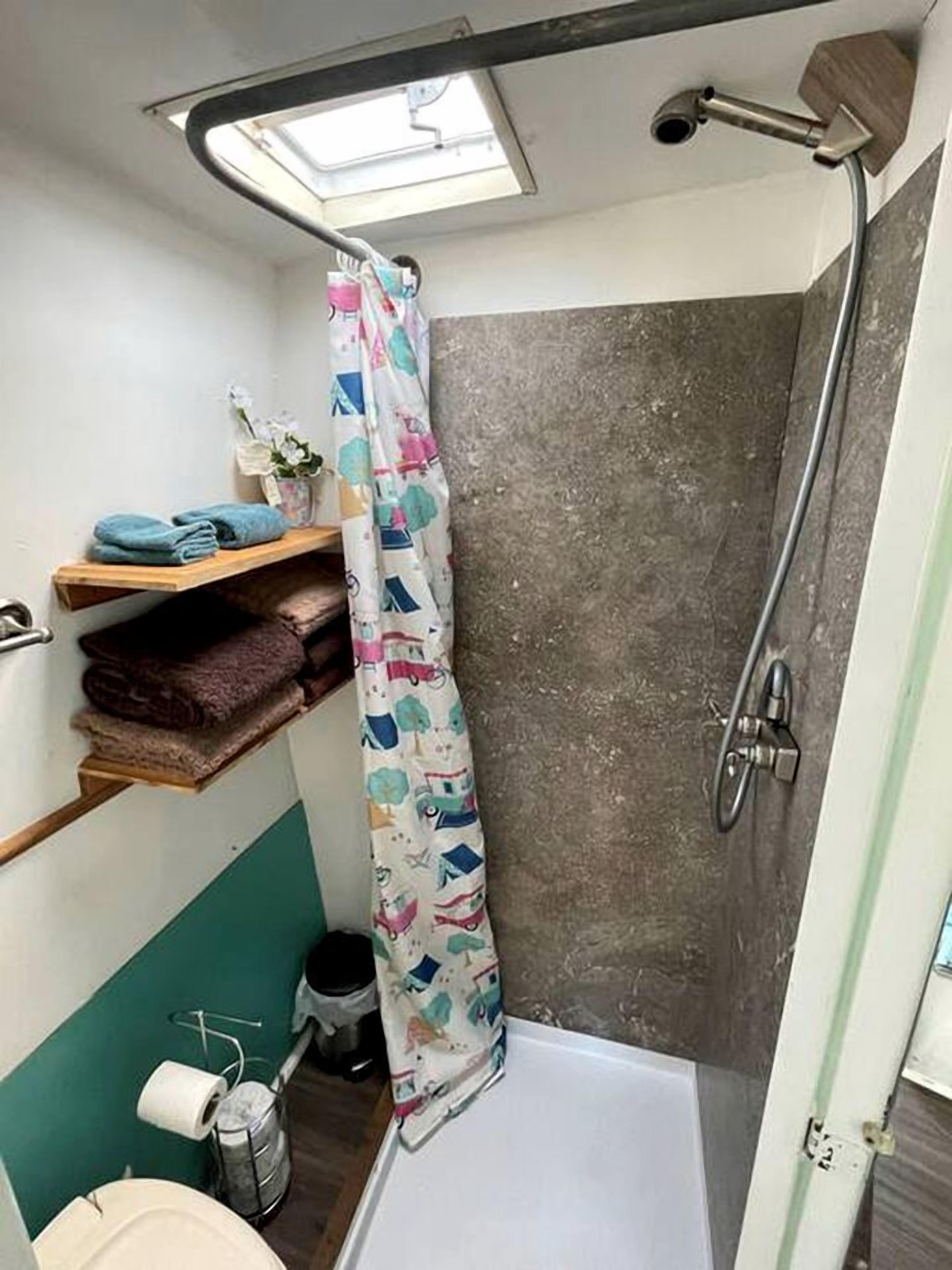 Toallas y papel de baño 