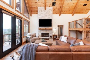 Smart-tv, een open haard en een kantoor