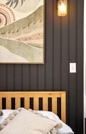 مكتب وواي فاي وملاءات أسرّة