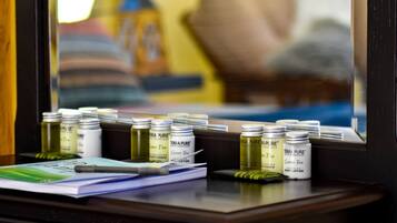 Serviettes fournies, savon, shampoing, papier toilette