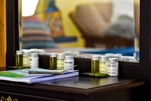 Serviettes fournies, savon, shampoing, papier toilette