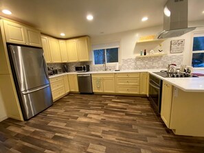 Fridge, microwave, stovetop, dishwasher