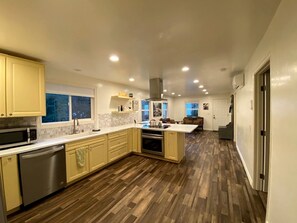 Geladeira, micro-ondas, cooktop, lava-louças