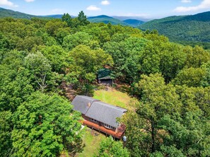A house surrounded by dense forest with a clear view of the surrounding hills. - Idyllic Woodland Cabin Retreat near Lost River in West Virginia (Mathias)
