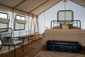 1 bedroom, desk, WiFi, bed sheets