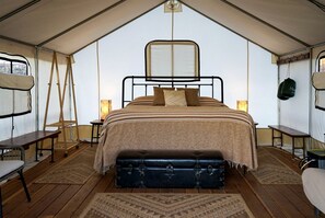 1 bedroom, desk, WiFi, bed sheets