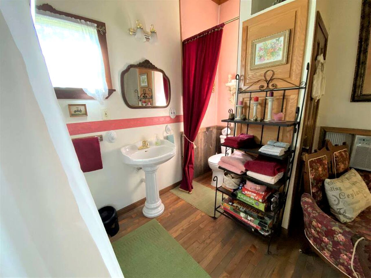 Toallas, jabón, shampoo, papel de baño 