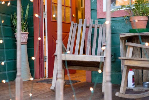 Rustic Victorian-Style Cottage Rental with Clawfoot Bathtub on Hamilton Creek, Texas