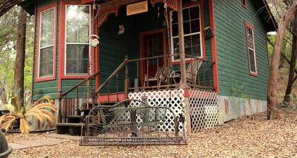 Rustic Victorian-Style Cottage Rental with Clawfoot Bathtub on Hamilton Creek, Texas